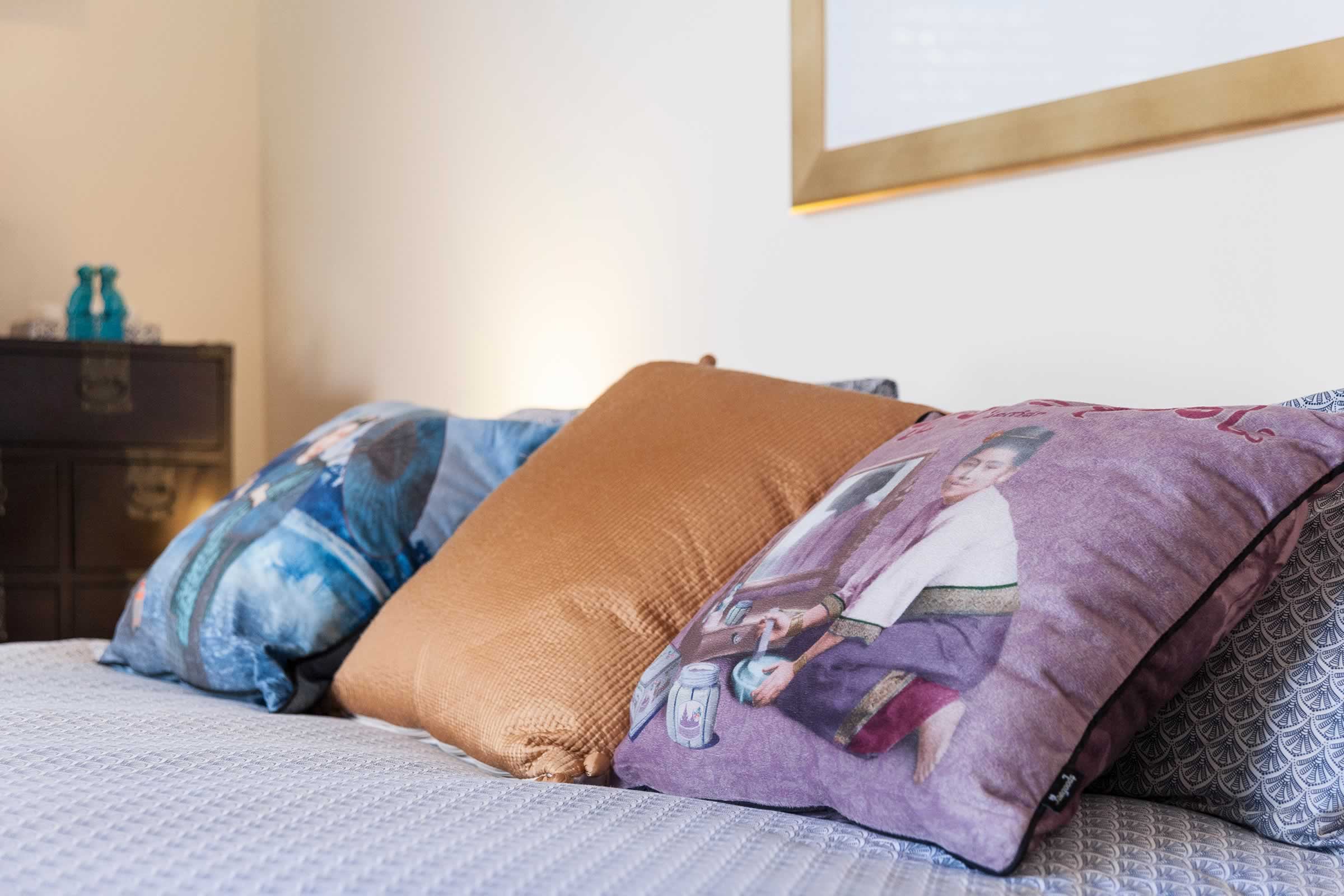 Cushions on the bed. Photo: Oliver Berlin.